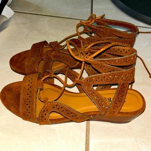 5 1/2 brown laced sandals, not a brand bought from SHEIN wore it only once.
